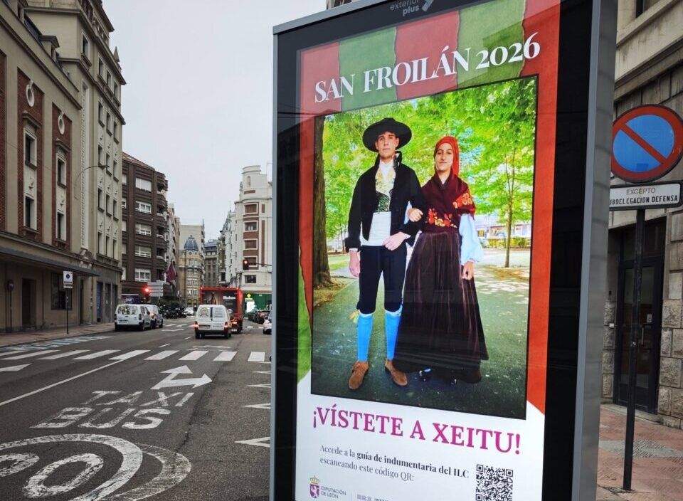 Mupi digital mostrando indumentaria tradicional leonesa en León
