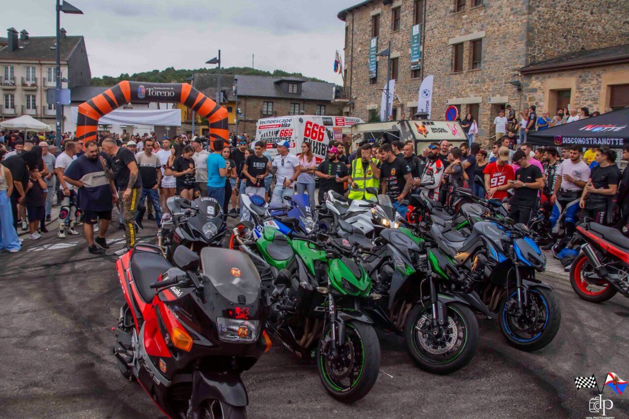 Multitud de motocicletas y asistentes en la IV Quedada Motera en Toreno