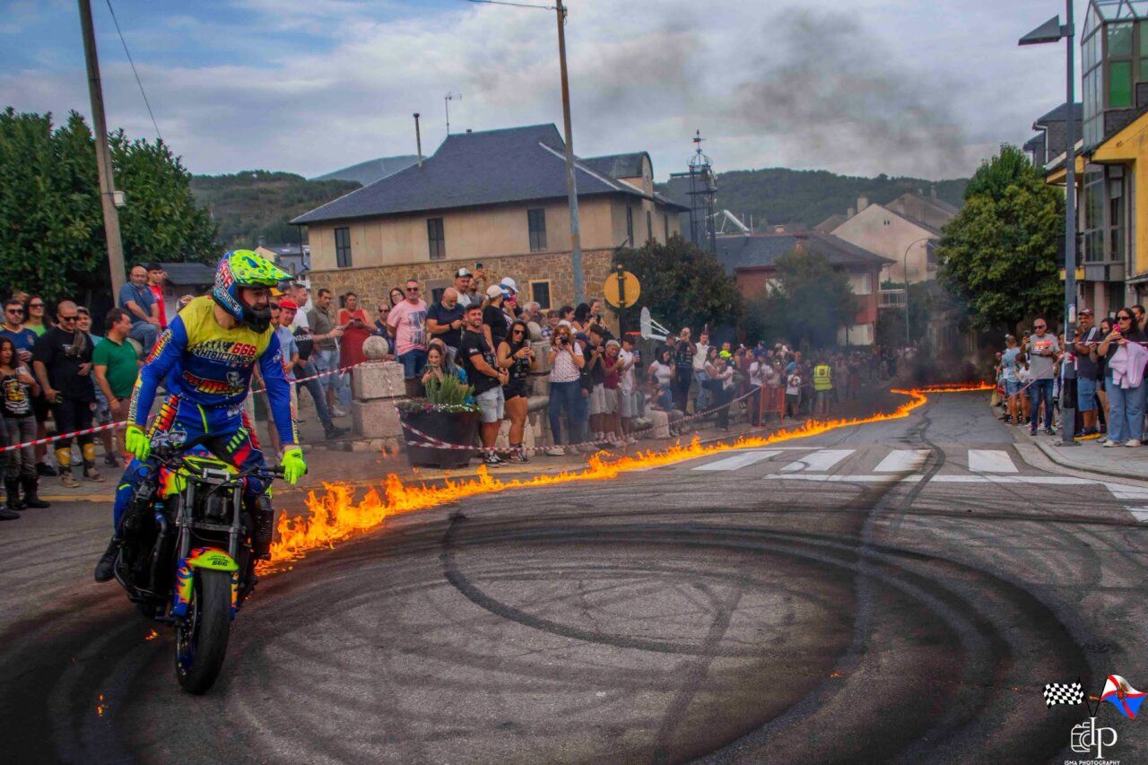 Motociclista realizando acrobacias en la IV Quedada Motera en Toreno