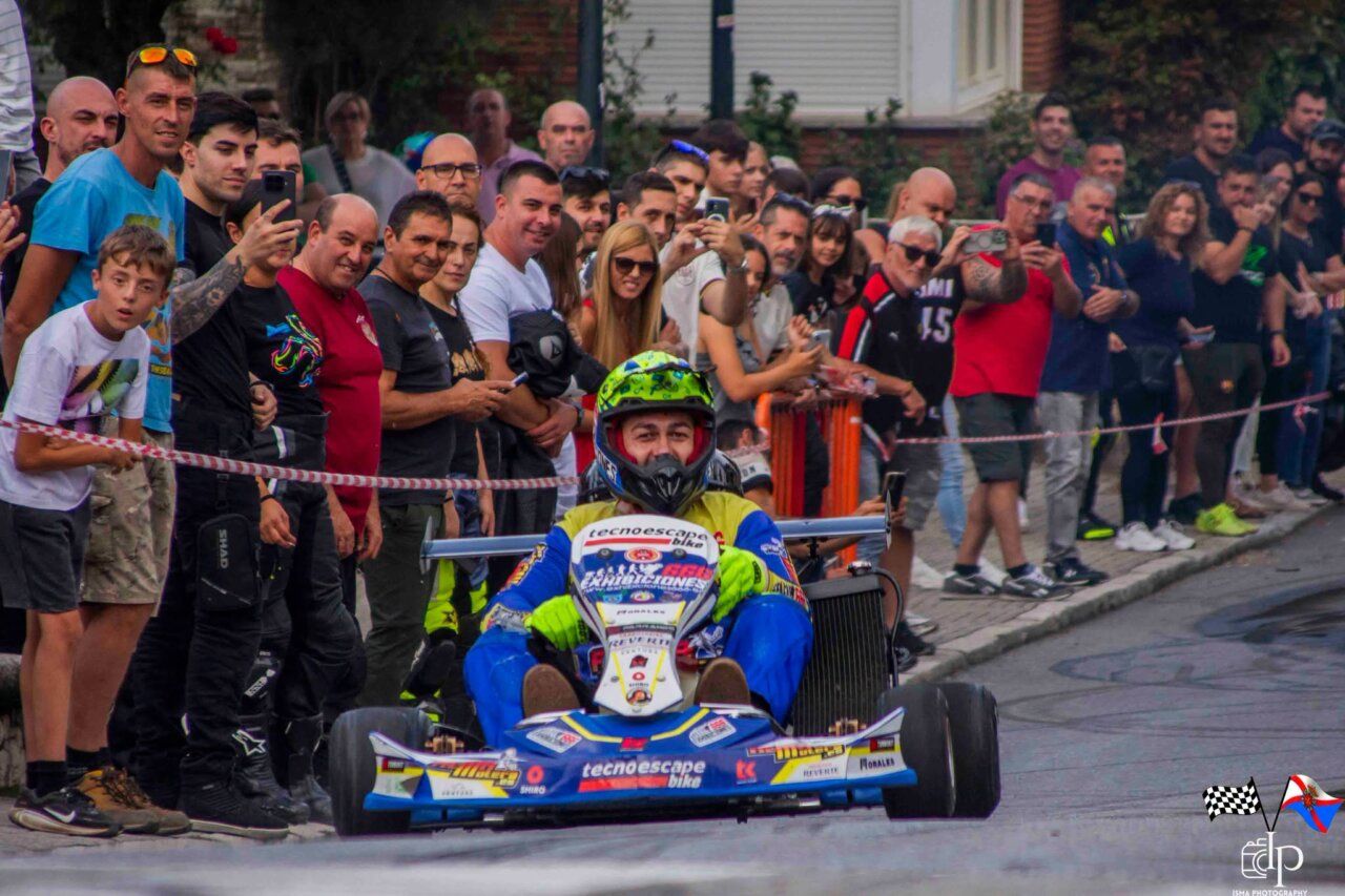 Participantes y espectadores en la IV Quedada Motera en Toreno