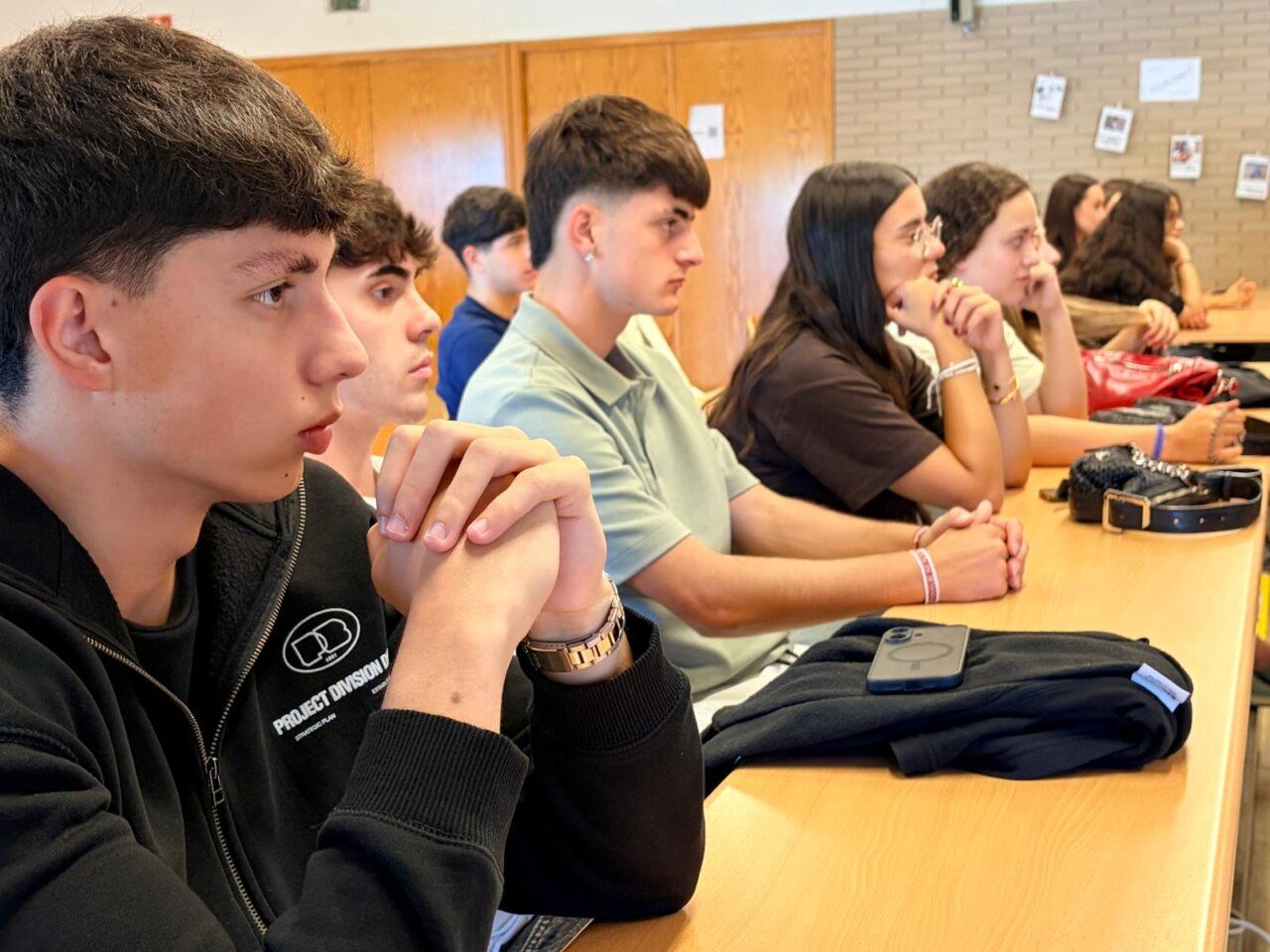Estudiantes escuchando atentamente en la inauguración del curso académico en Ponferrada