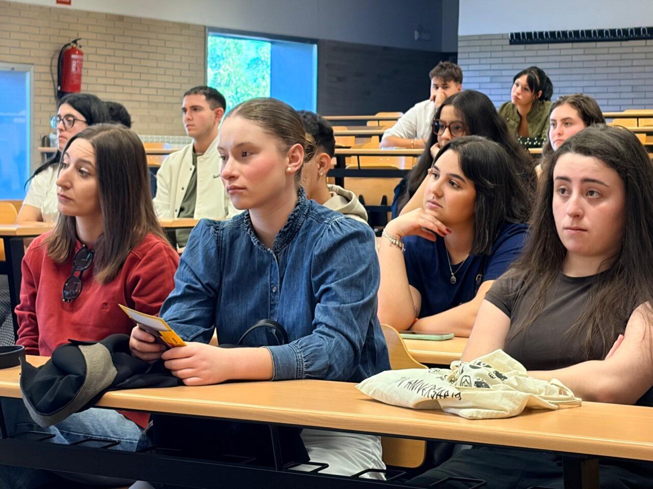 Estudiantes atentos en la inauguración del curso académico en Ponferrada