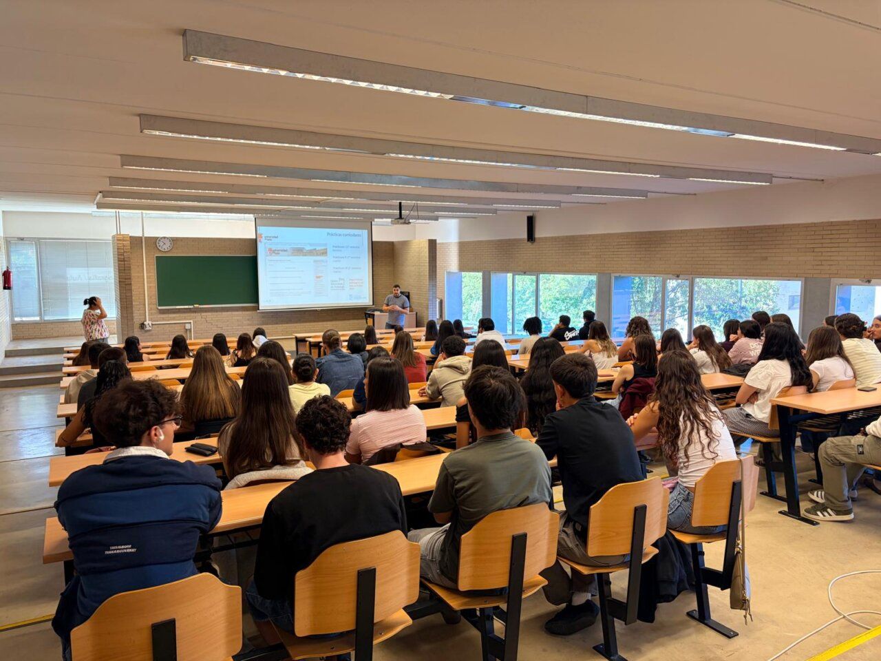 Estudiantes en aula durante la inauguración del curso académico en Ponferrada