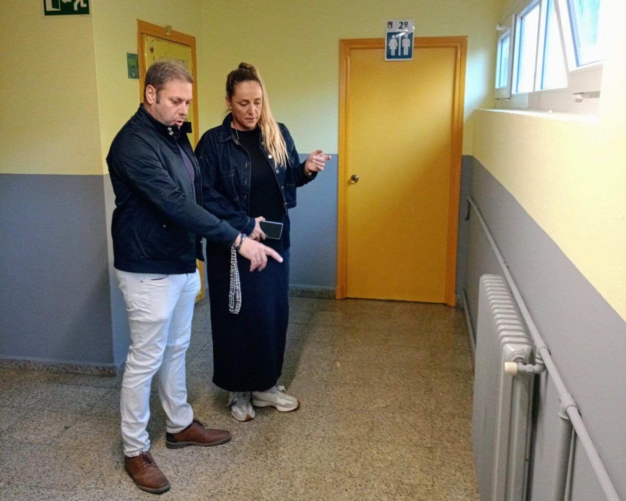 Iván Alonso y directora del CEIP Navaliegos en el interior renovado del colegio