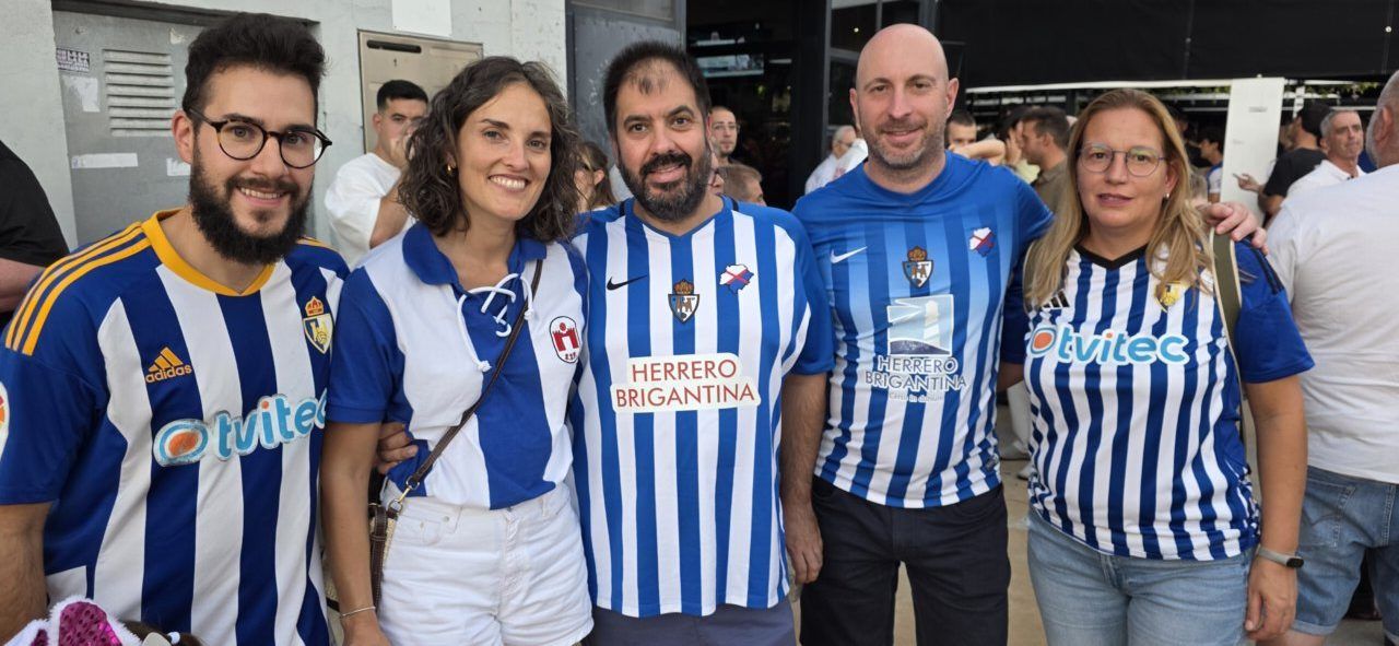 Grupo de aficionados de la Ponferradina en el Bar El Toralín