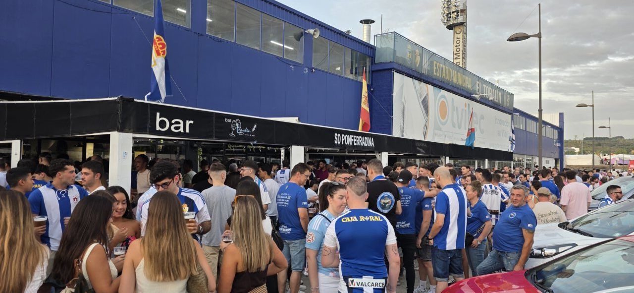 Aficionados de la Ponferradina en el bar El Toralín