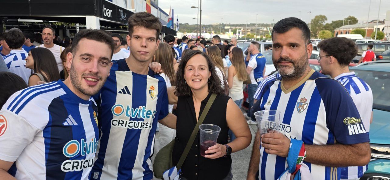 Aficionados de la Ponfe en el Bar El Toralín durante un partido
