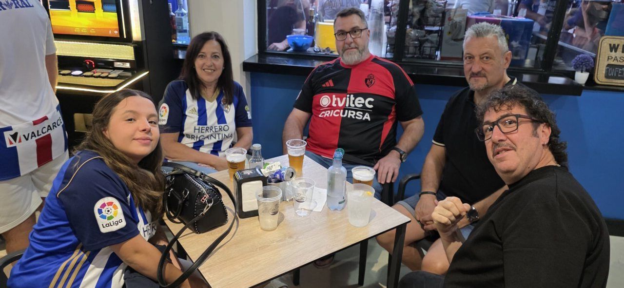 Grupo de aficionados de la Ponferradina en el Bar El Toralín