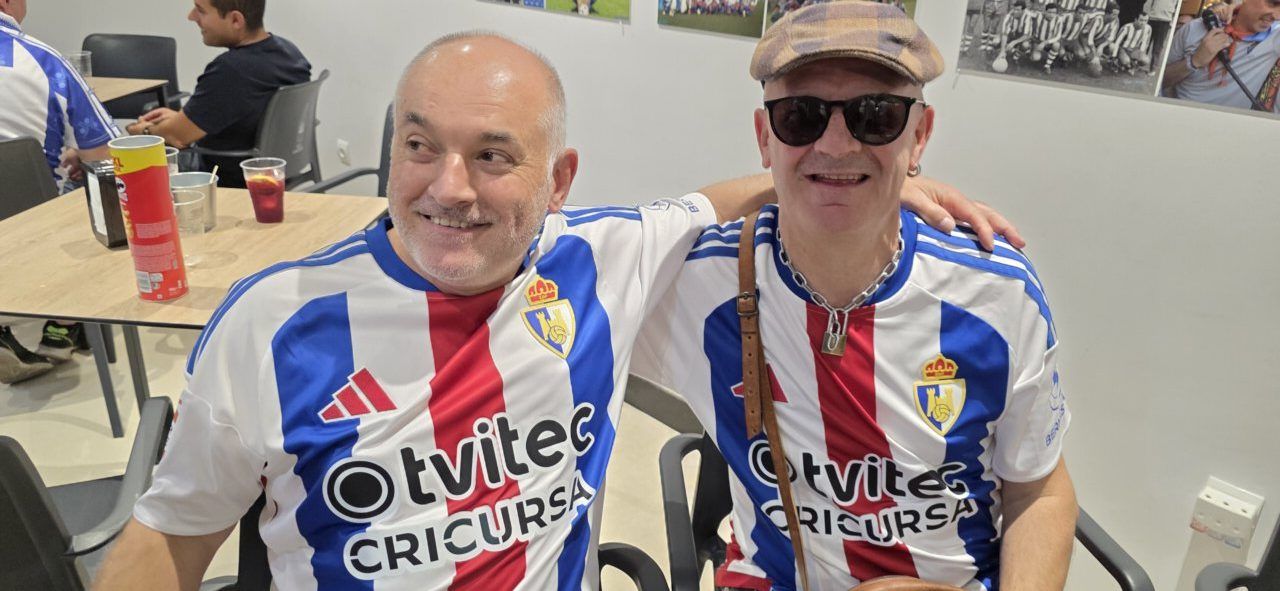 Dos aficionados de la Ponferradina en el Bar El Toralín