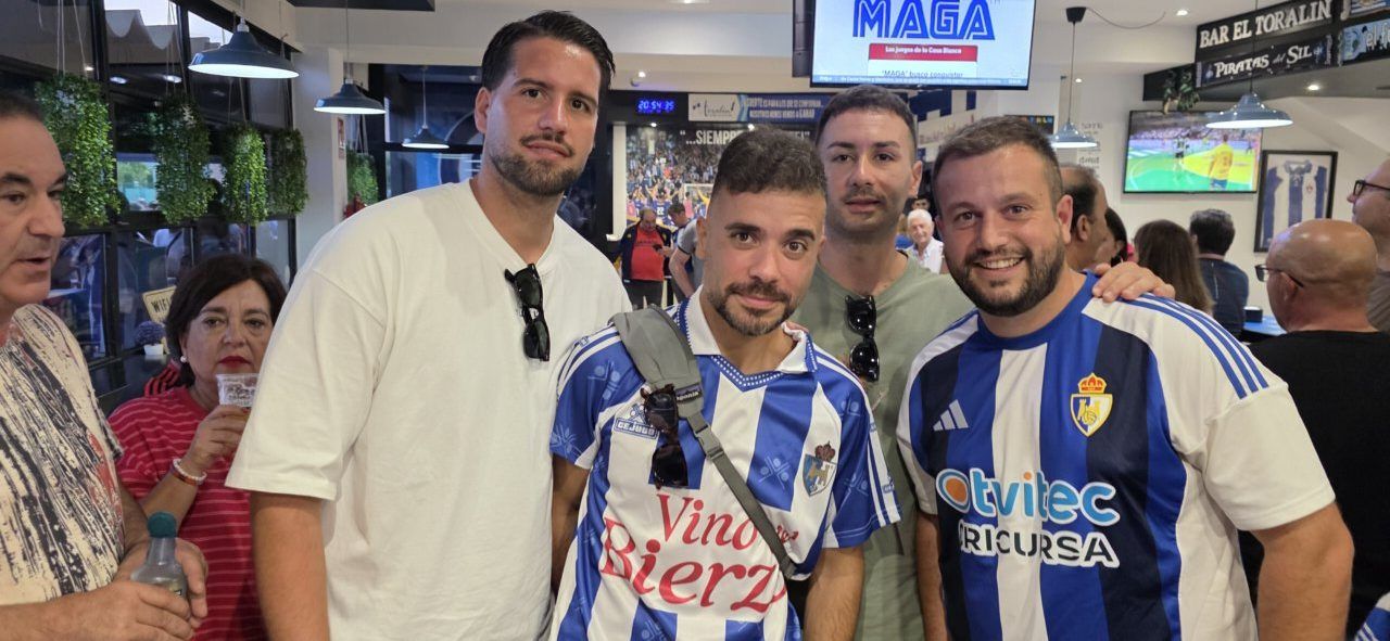 Grupo de aficionados de la Ponferradina en el Bar El Toralín