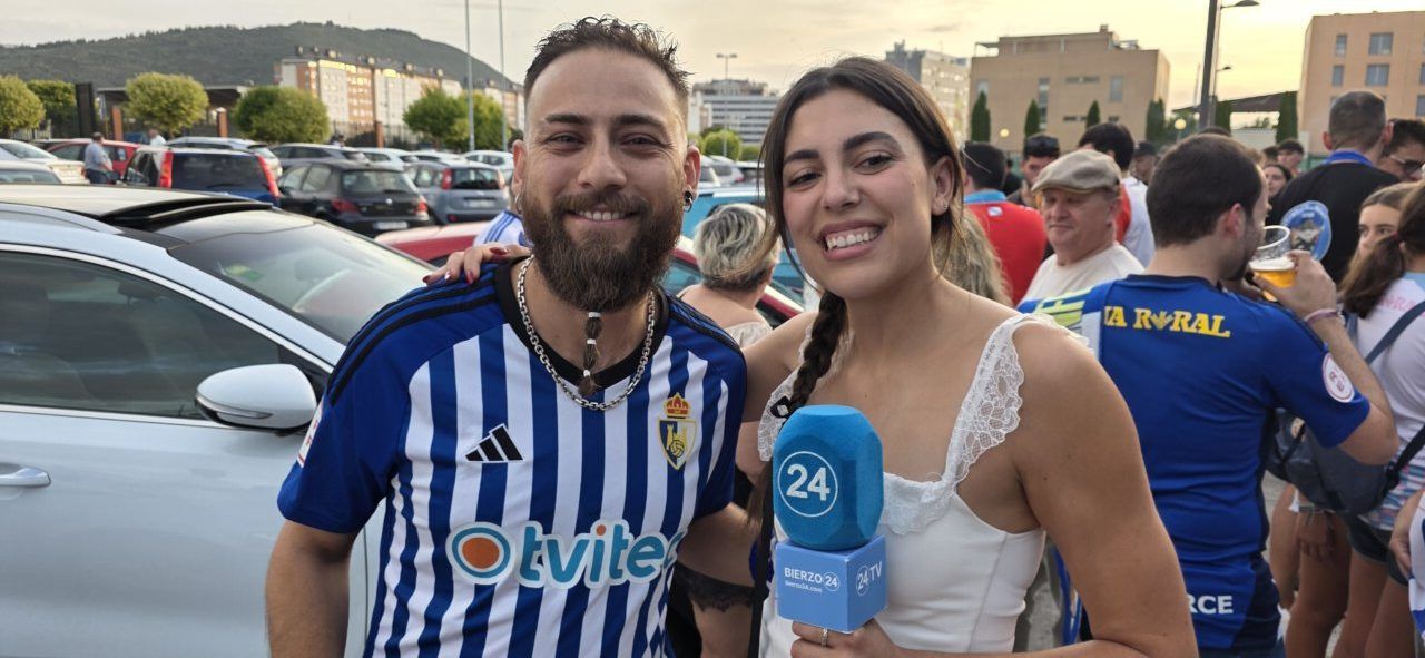 Dos aficionados de la Ponferradina sonríen en el Bar El Toralín.