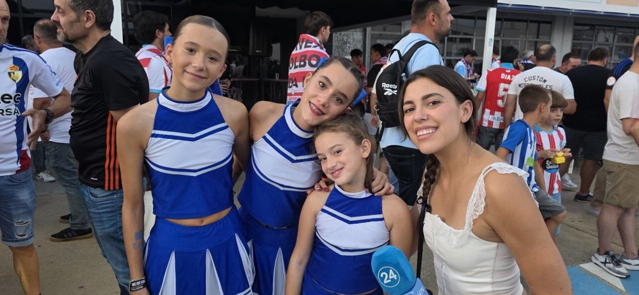 Grupo de jóvenes animadoras en el Bar El Toralín durante un evento deportivo