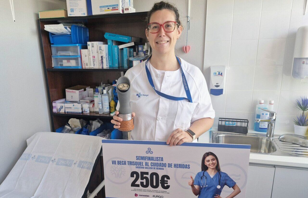 Laura Martínez, enfermera en el Hospital El Bierzo, sosteniendo un premio.