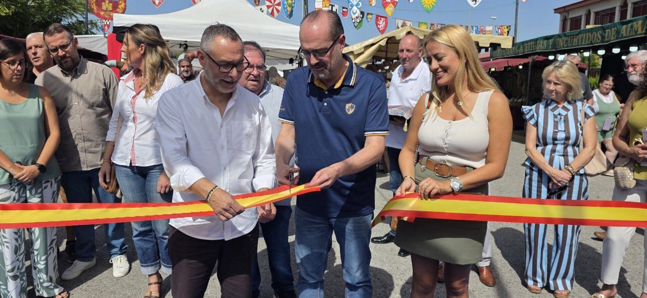 Inauguración del Mercado Medieval en Ponferrada con autoridades y público.