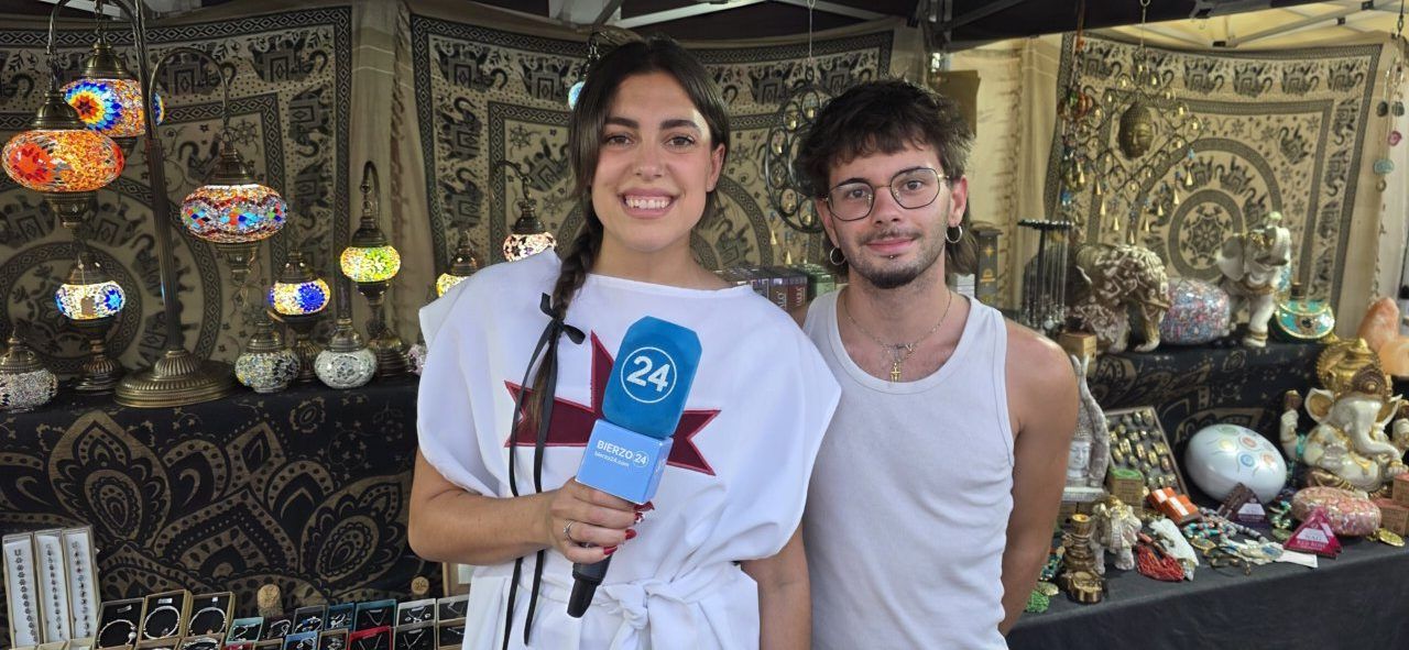 Artesanos en el mercado medieval de Ponferrada con productos tradicionales.