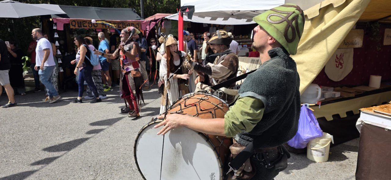 Personas disfrutando del Mercado Medieval en Ponferrada con puestos y actividades