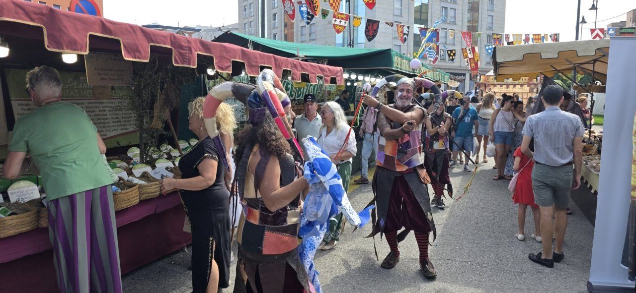 Personas disfrutando del Mercado Medieval en Ponferrada con puestos y actividades