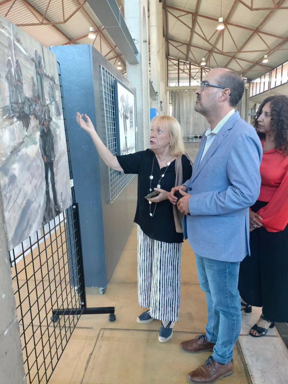 Personas observando obras de arte en el Museo del Ferrocarril de Ponferrada