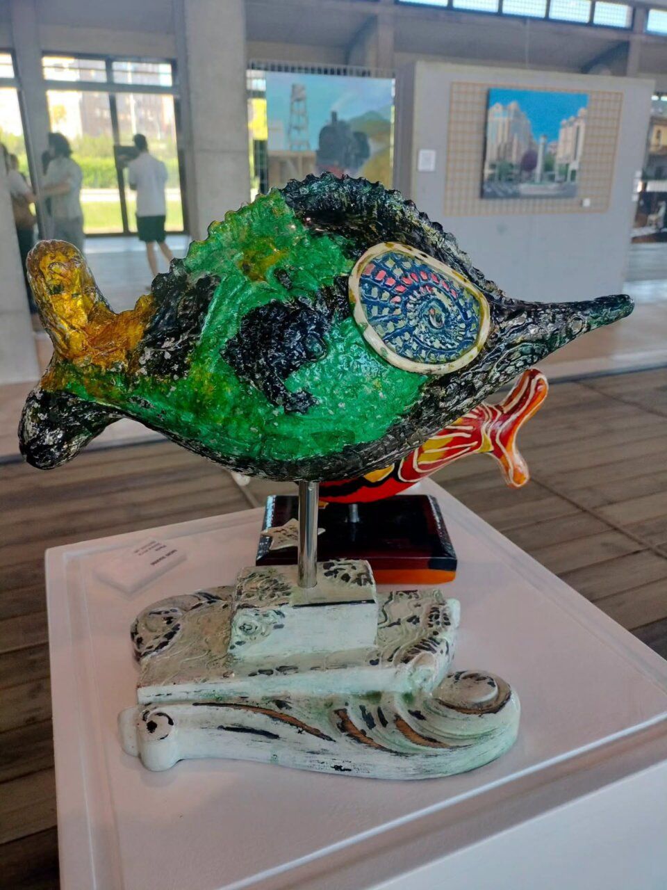 Escultura colorida en el Museo del Ferrocarril de Ponferrada