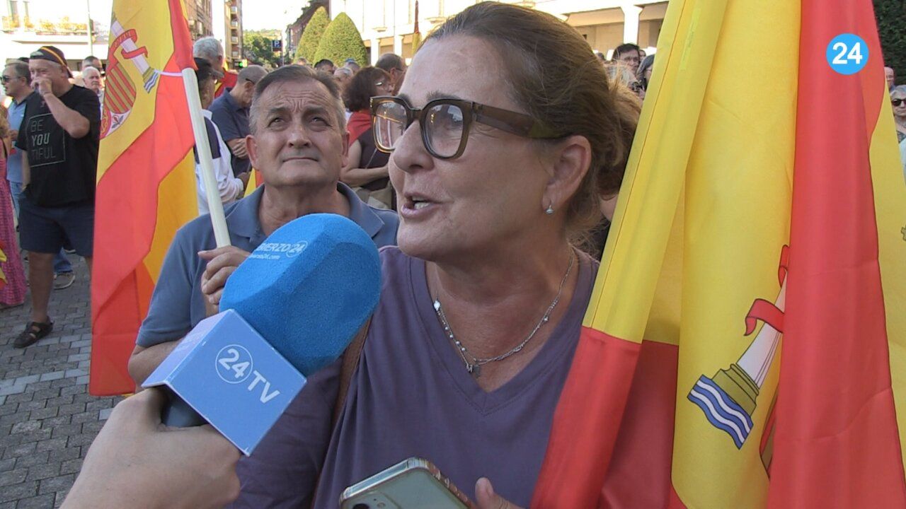 Ciudadanos de Ponferrada mostrando su apoyo a Ceuta en una manifestación