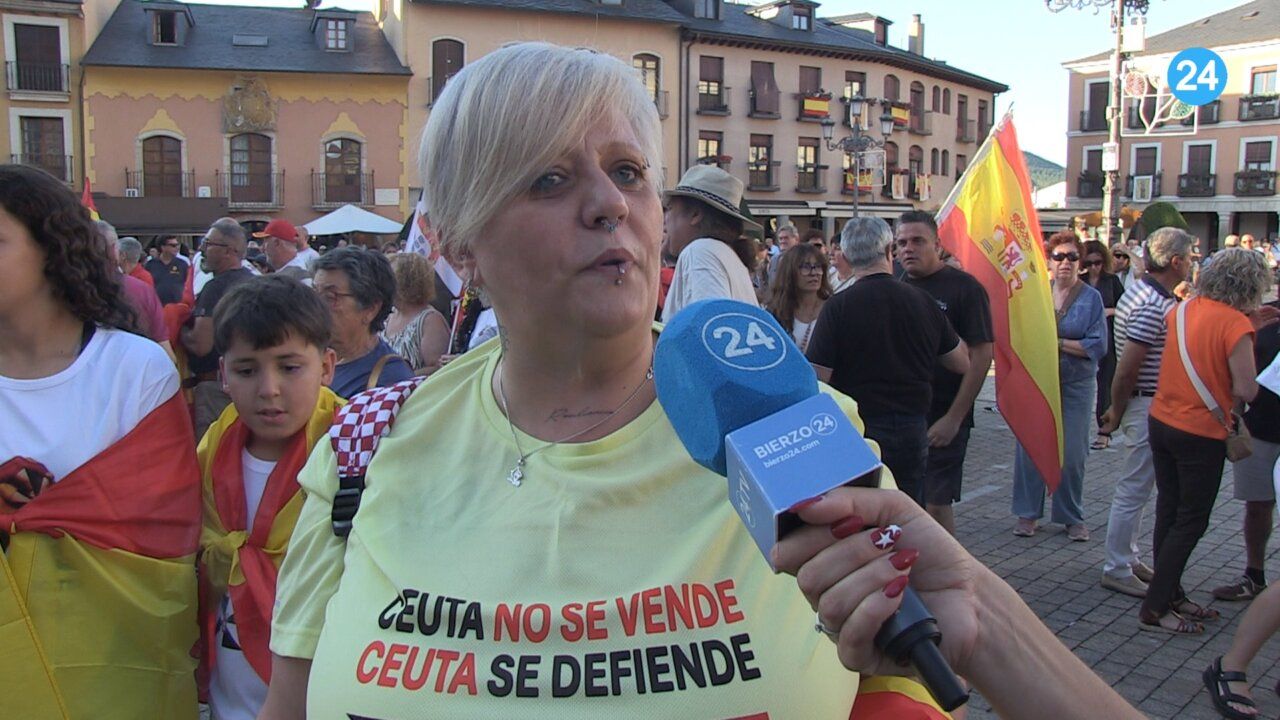 Ciudadanos en Ponferrada mostrando apoyo a Ceuta durante una manifestación