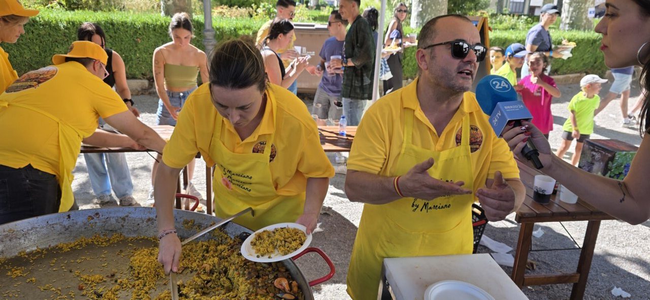 Participantes de las fiestas del Cristo en Villafranca del Bierzo preparando comida