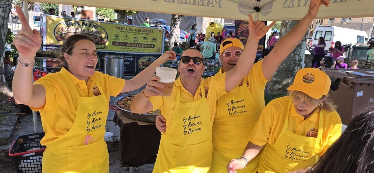 Grupo de personas celebrando en las Fiestas del Cristo en Villafranca del Bierzo