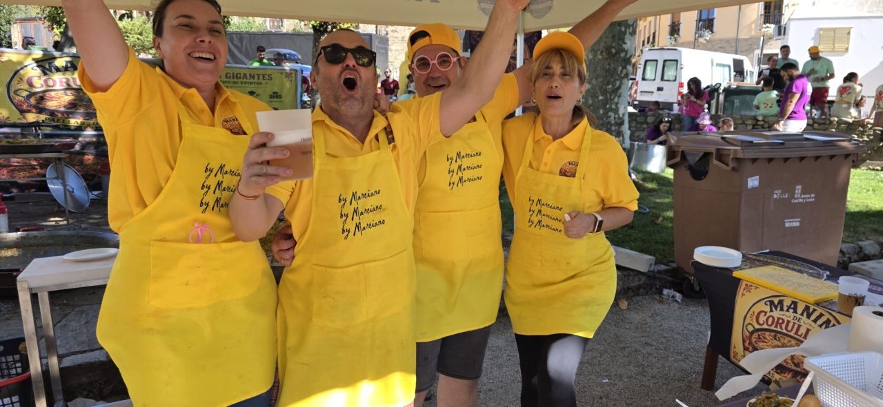 Grupo de personas celebrando en las fiestas de Villafranca del Bierzo