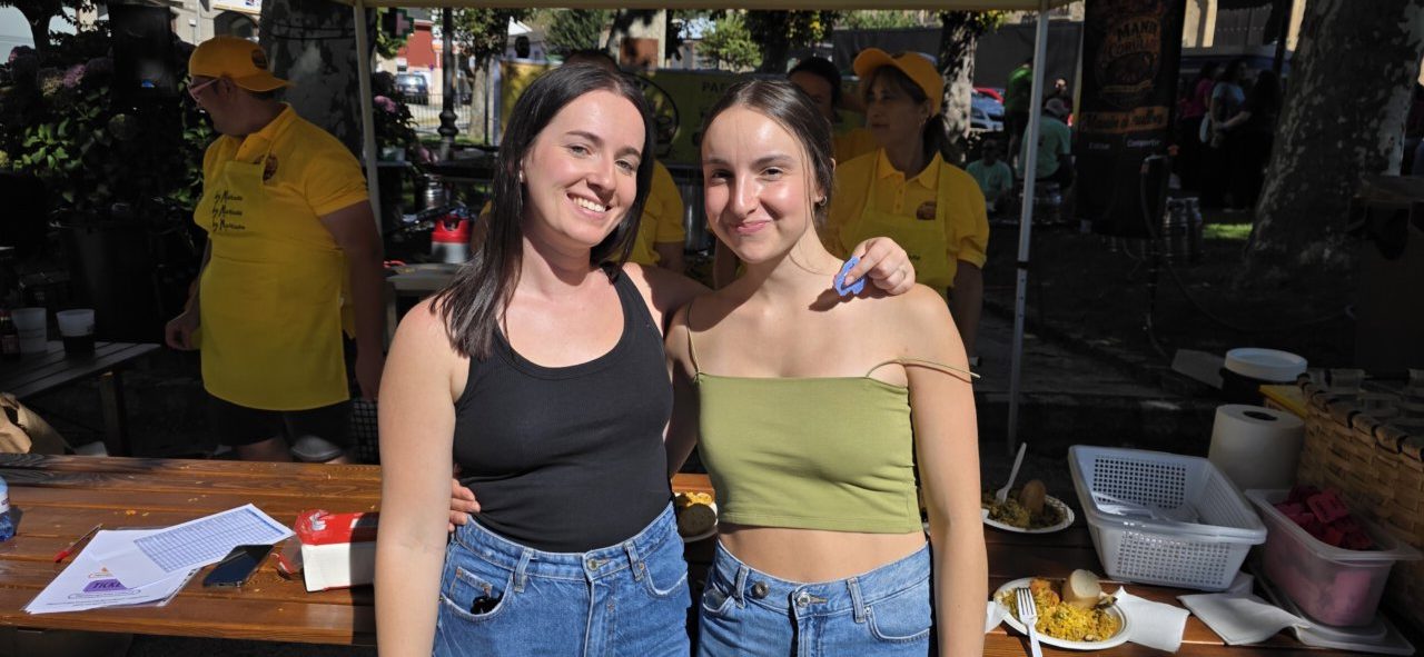 Dos mujeres sonrientes en un evento festivo en Villafranca del Bierzo