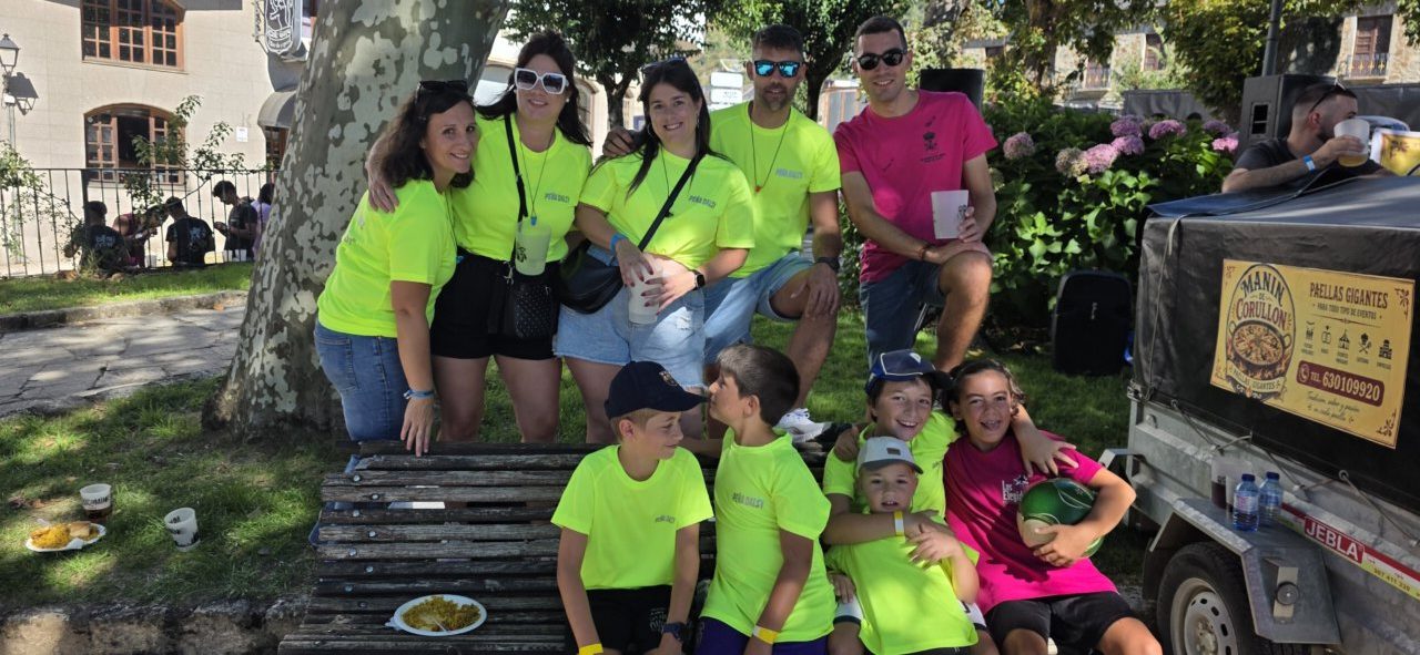 Grupo de personas con camisetas amarillas en las Fiestas del Cristo en Villafranca del Bierzo