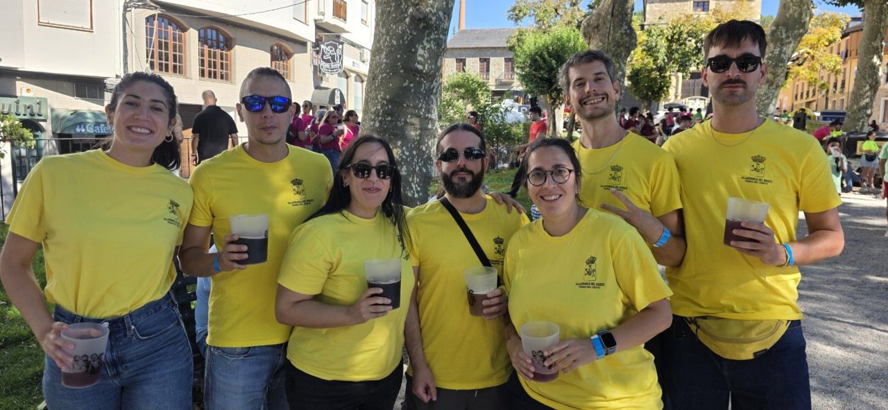 Grupo de personas con camisetas amarillas en las fiestas de Villafranca del Bierzo