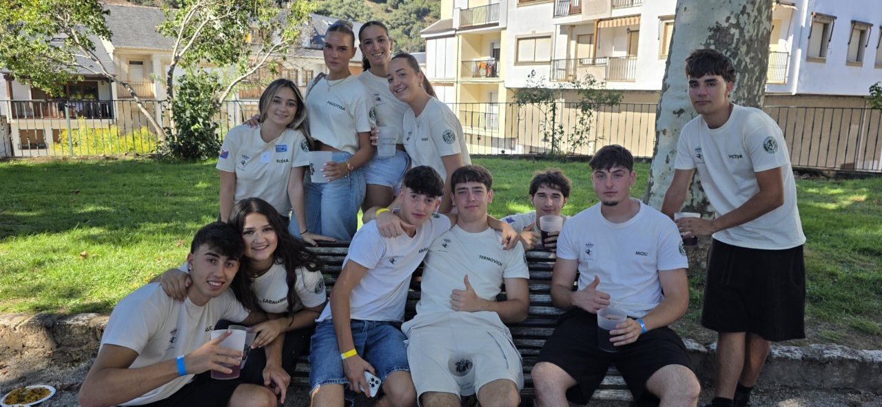 Grupo de jóvenes disfrutando en las fiestas de Villafranca del Bierzo