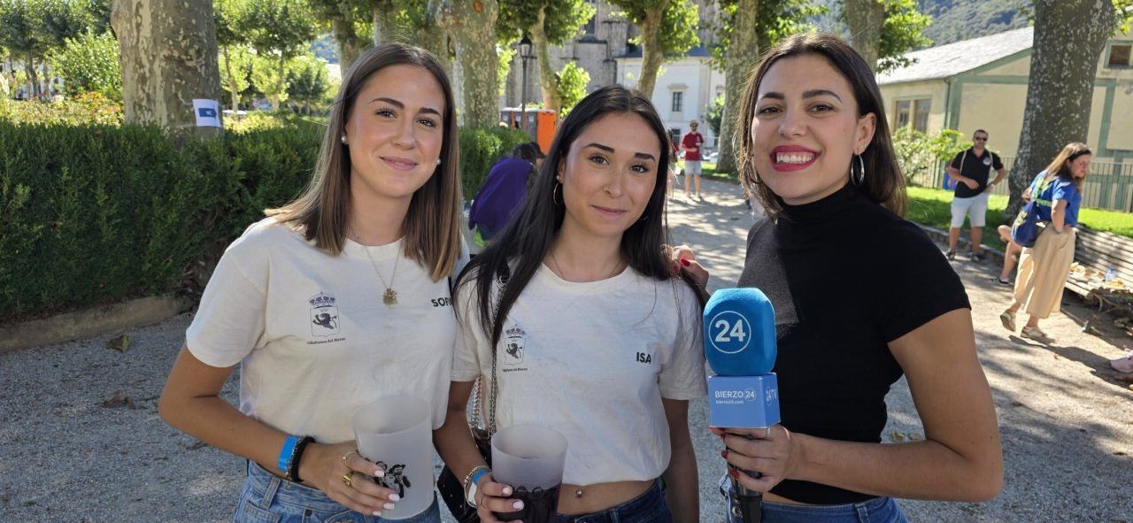 Tres jóvenes sonriendo durante las fiestas en Villafranca del Bierzo