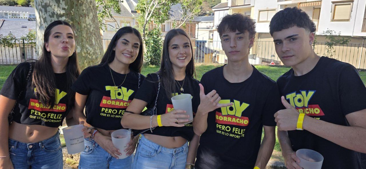 Grupo de jóvenes disfrutando en las fiestas de Villafranca del Bierzo