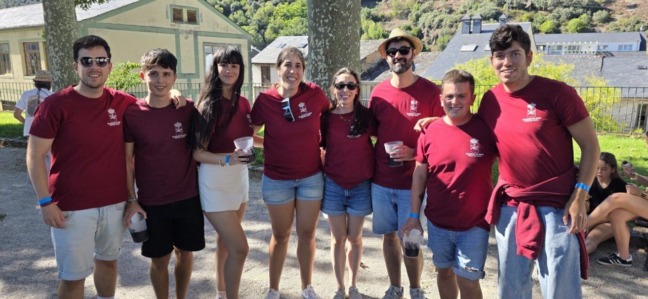Grupo de personas disfrutando en las Fiestas del Cristo en Villafranca del Bierzo