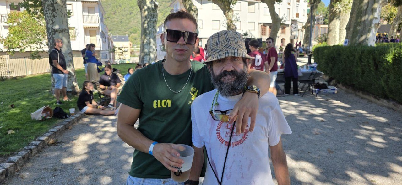 Dos hombres disfrutando en las fiestas de Villafranca del Bierzo