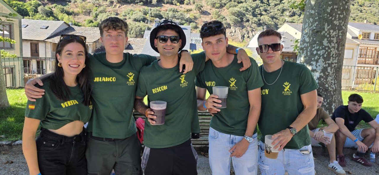 Grupo de amigos disfrutando en las fiestas de Villafranca del Bierzo