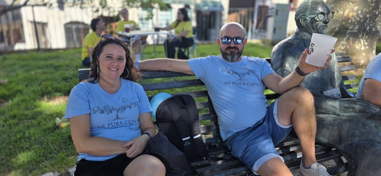 Pareja sentada en un banco durante las fiestas en Villafranca del Bierzo