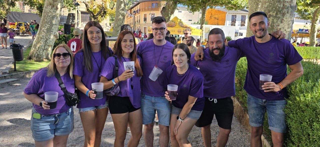 Grupo de personas con camisetas moradas en las fiestas de Villafranca del Bierzo