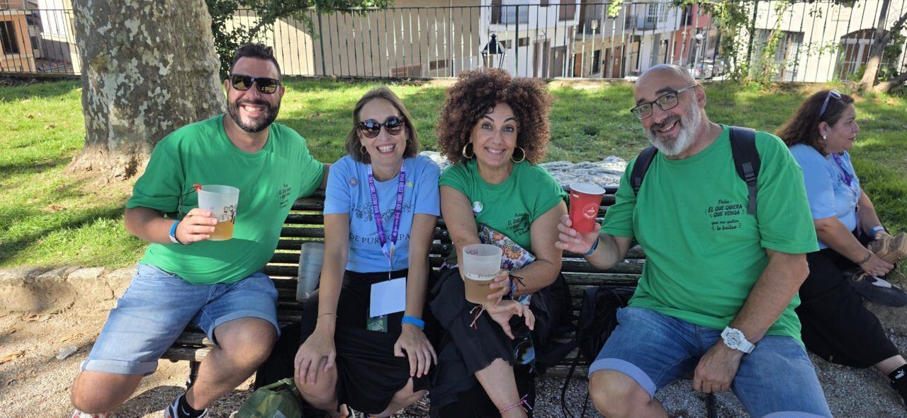 Grupo de personas disfrutando en las fiestas de Villafranca del Bierzo