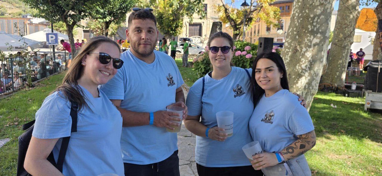 Grupo de personas disfrutando en las fiestas de Villafranca del Bierzo