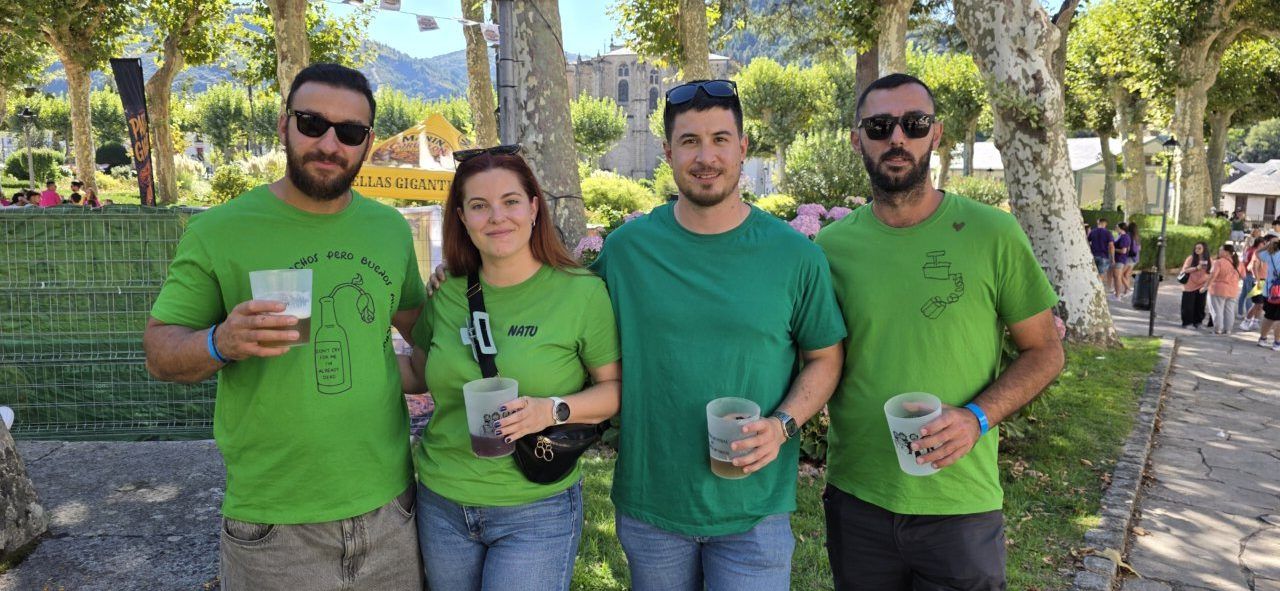 Grupo de personas con camisetas verdes durante las fiestas en Villafranca del Bierzo