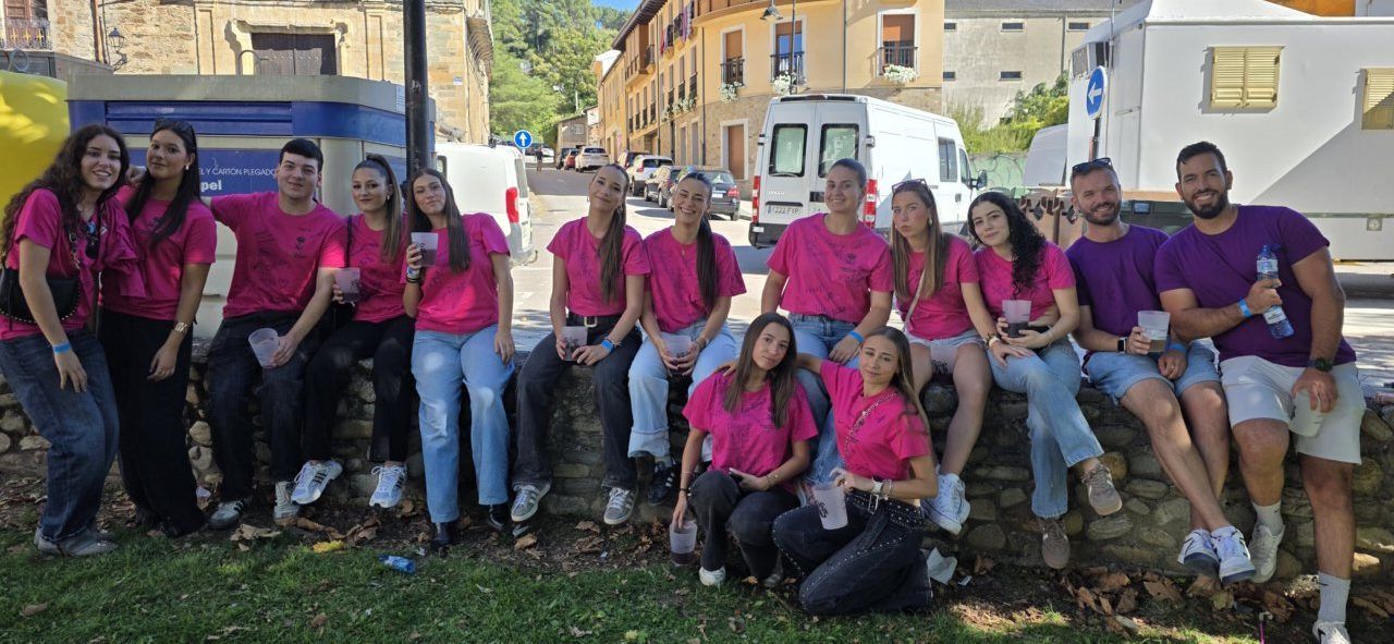 Grupo de personas con camisetas rosas durante las fiestas en Villafranca del Bierzo