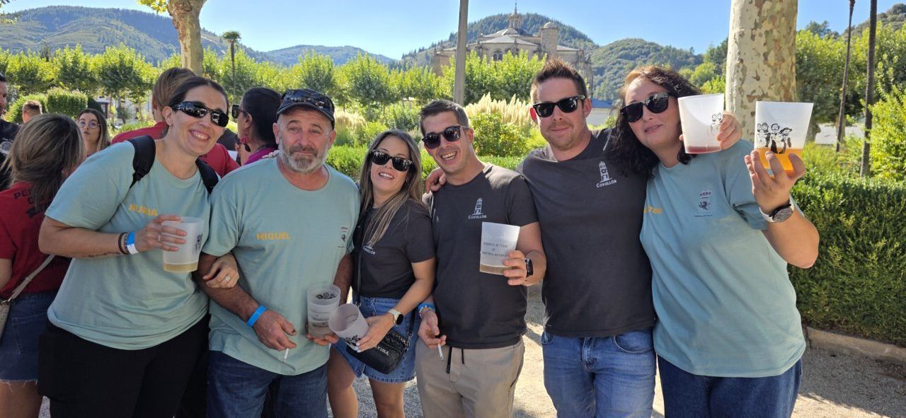 Grupo de personas disfrutando en las Fiestas del Cristo en Villafranca del Bierzo