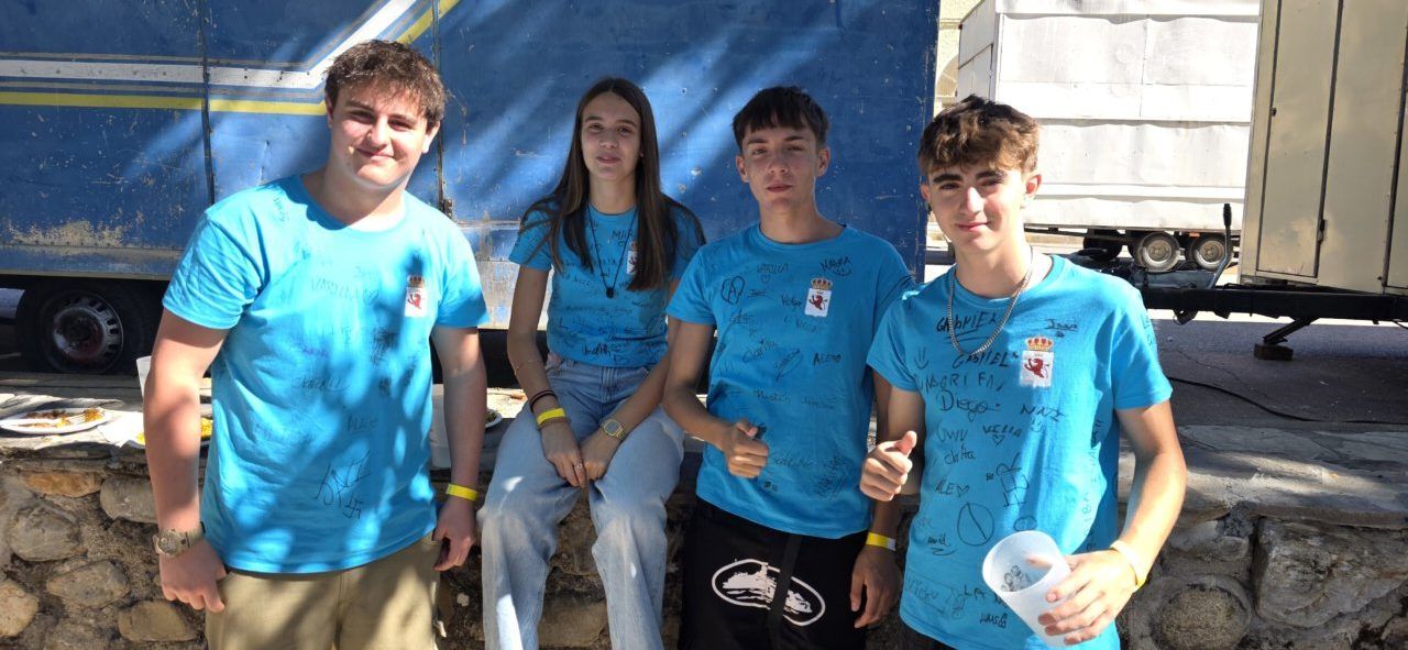 Grupo de jóvenes con camisetas azules durante las fiestas en Villafranca del Bierzo