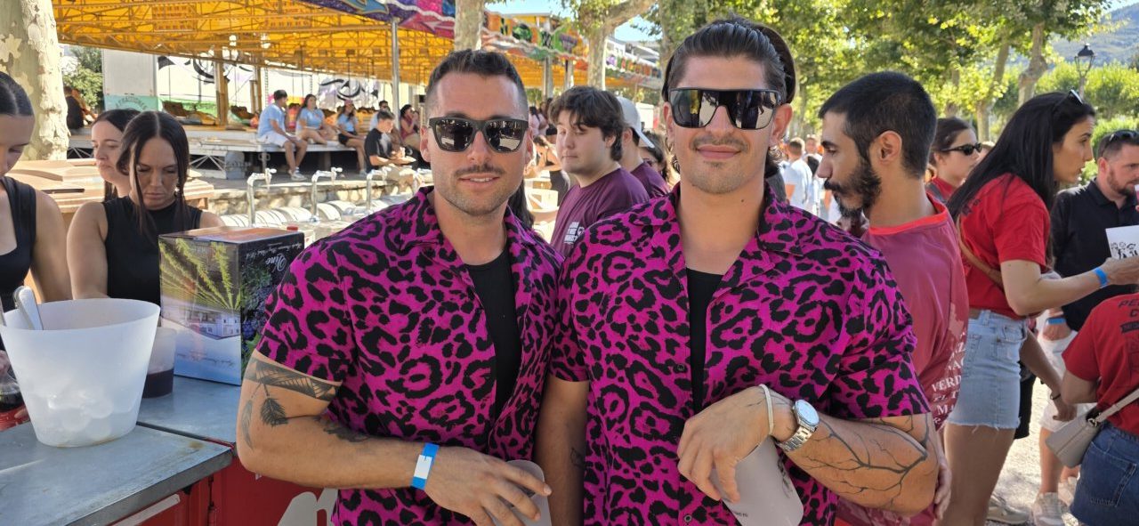 Dos hombres con camisas de leopardo rosa en una fiesta