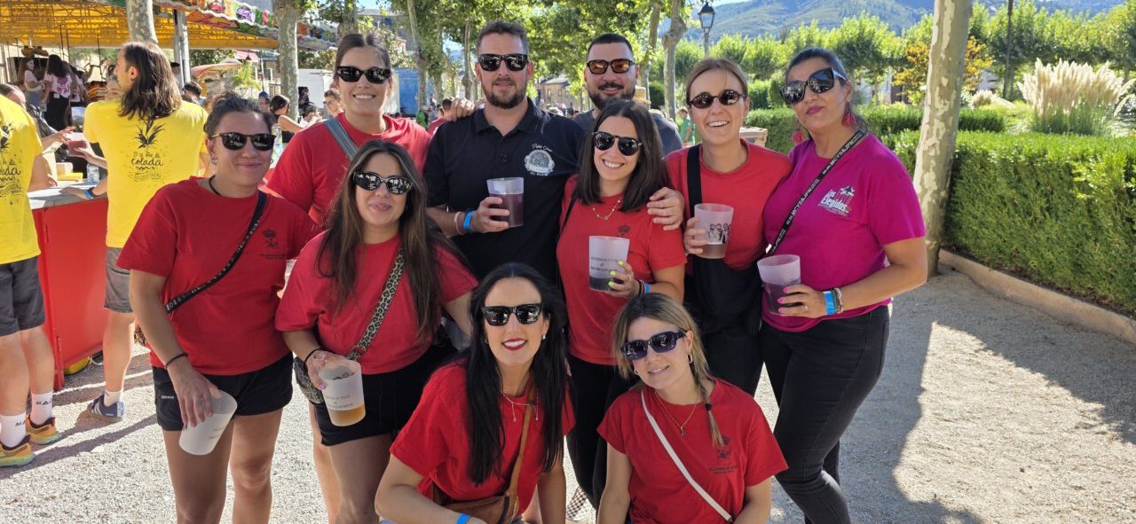 Grupo de personas disfrutando en las fiestas de Villafranca del Bierzo