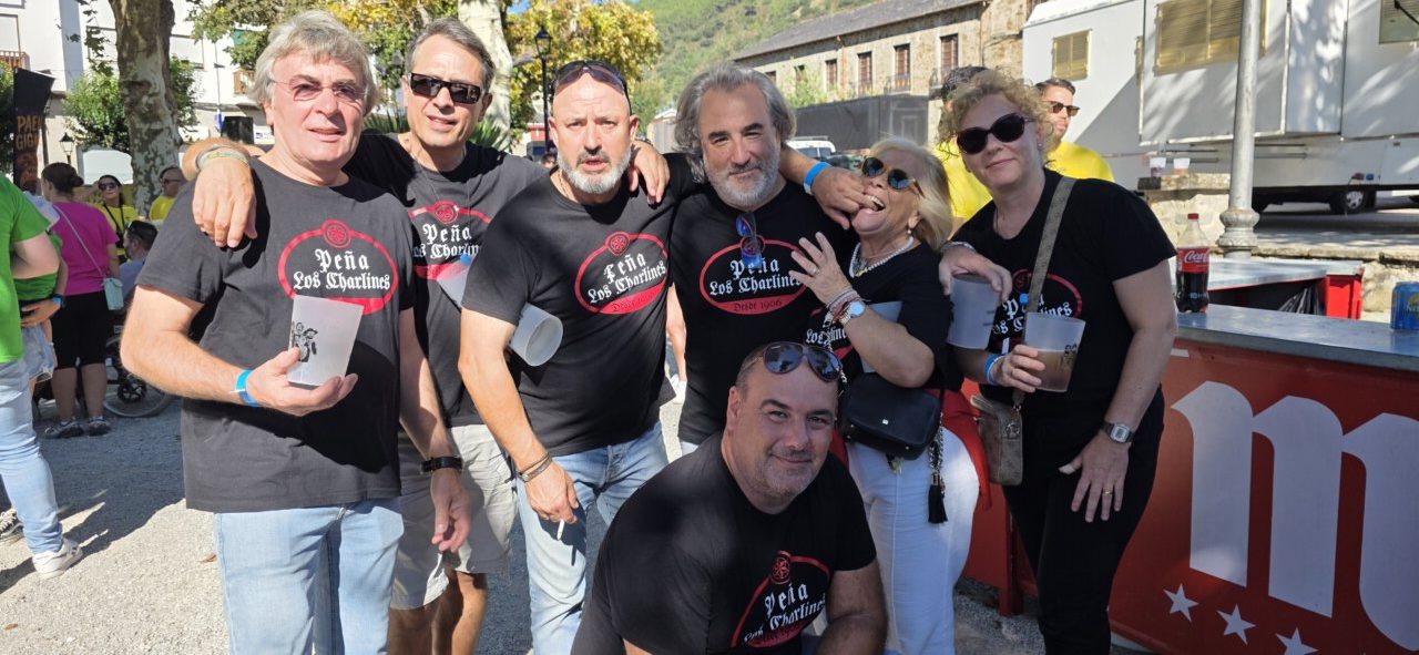 Grupo de personas disfrutando en las Fiestas del Cristo en Villafranca del Bierzo
