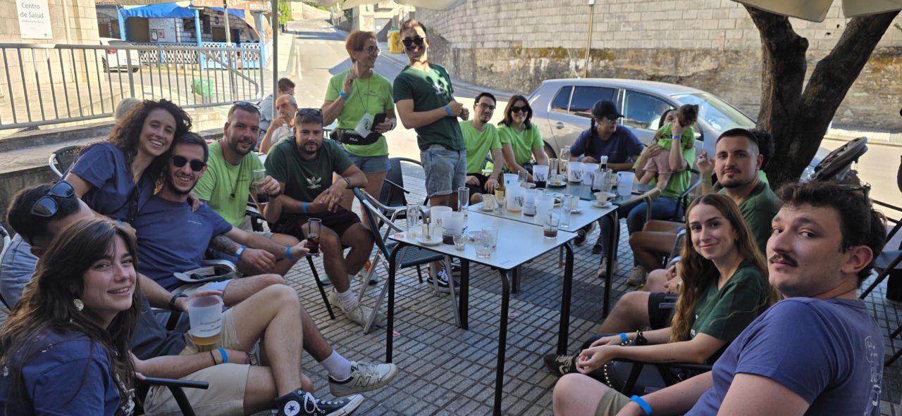 Grupo de amigos disfrutando en las calles de Villafranca del Bierzo durante las fiestas.