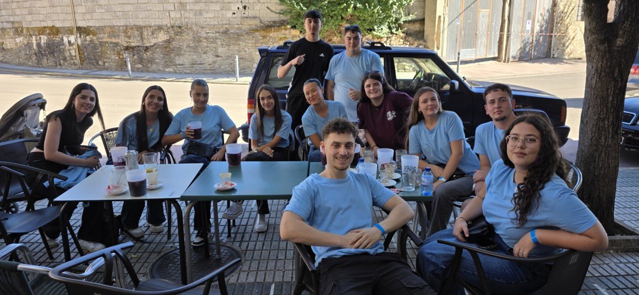 Grupo de jóvenes disfrutando en una mesa durante las fiestas en Villafranca del Bierzo